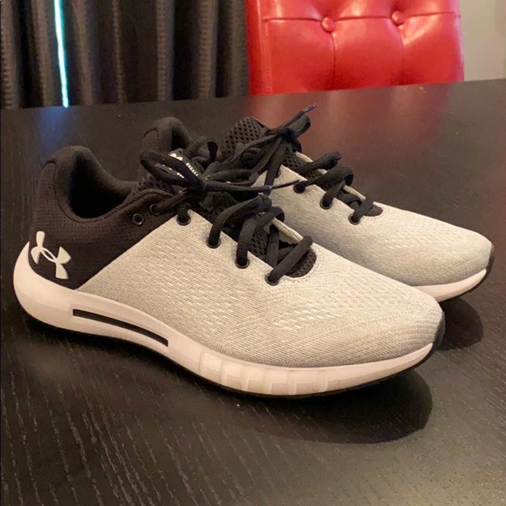 Under Armour tennis shoe sneaker 7 black/gray